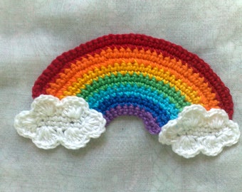 Arc-en-ciel et nuages appliqués au crochet en blanc et dans les couleurs de l'arc-en-ciel violet, indigo, bleu clair, vert, jaune, orange et rouge