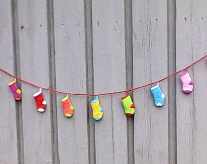 Mini Christmas stocking garland with 9 crochet crochet, crochet socks for advent calendar, colorful Christmas ornaments, Christmas gifts