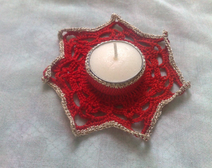 Crocheted tealight holder for Christmas decoration and Thanksgiving in red with border in gold