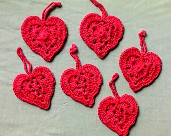 Crocheted hearts made of red cotton, 6 pieces to decorate your gifts
