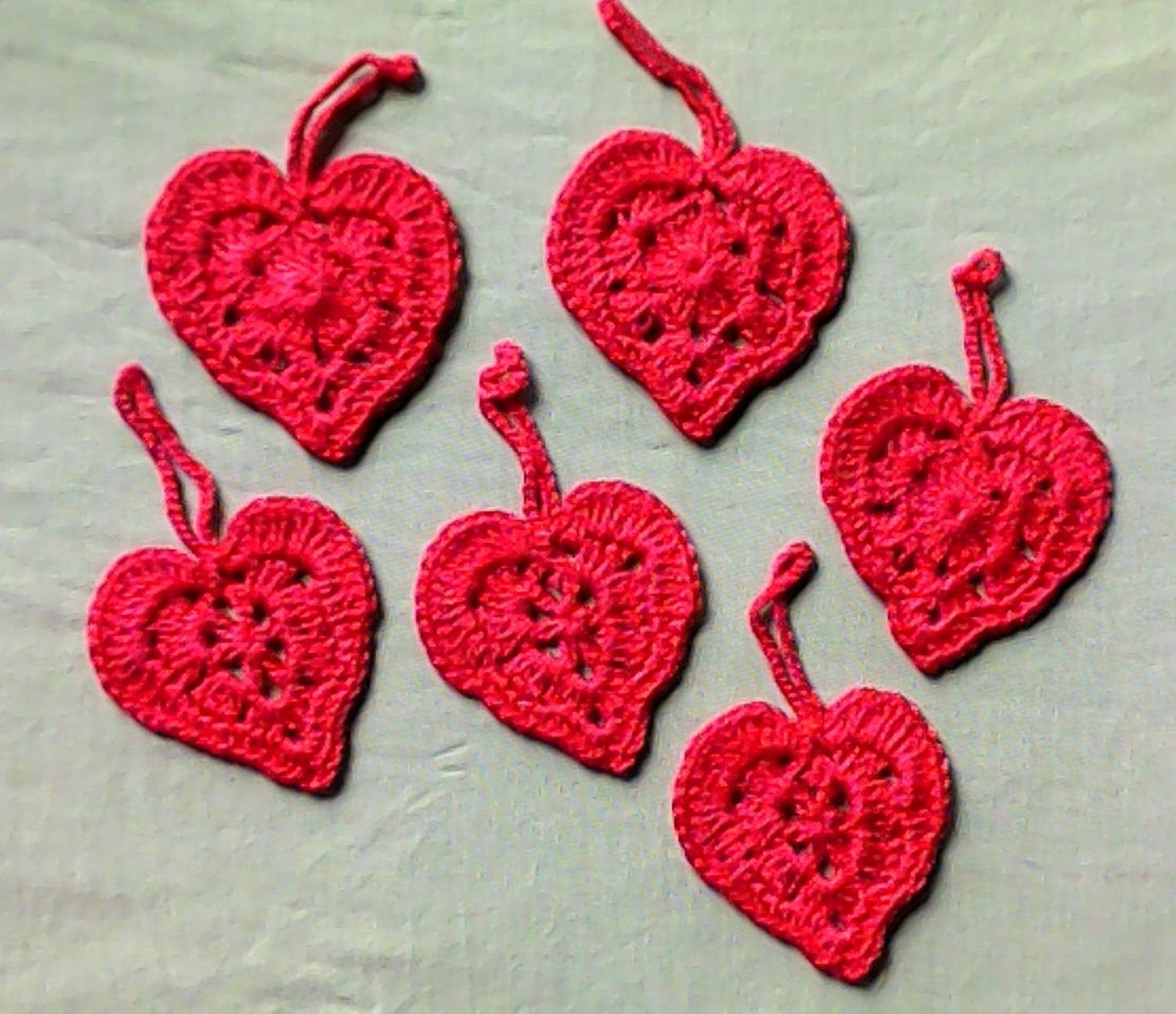 Crocheted hearts made of red cotton, 6 pieces to decorate your gifts