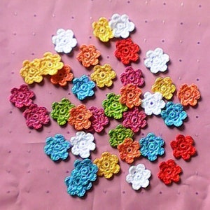 Crochet Flower Appique Pack de 5 petites fleurs au crochet motif fleurs décorer des décorations florales colorées mini fleurs colorées au crochet