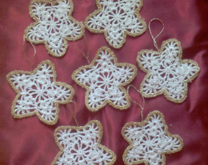 Crocheted stars in white with border in gold