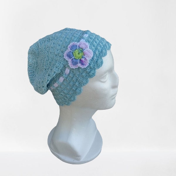 Mütze Häkelmütze für Sommer Frühjahr für Mädchen und junge Damen aus Baumwolle Boho Stil hellblau mittelblau weiße Häkelblume handgehäkelt