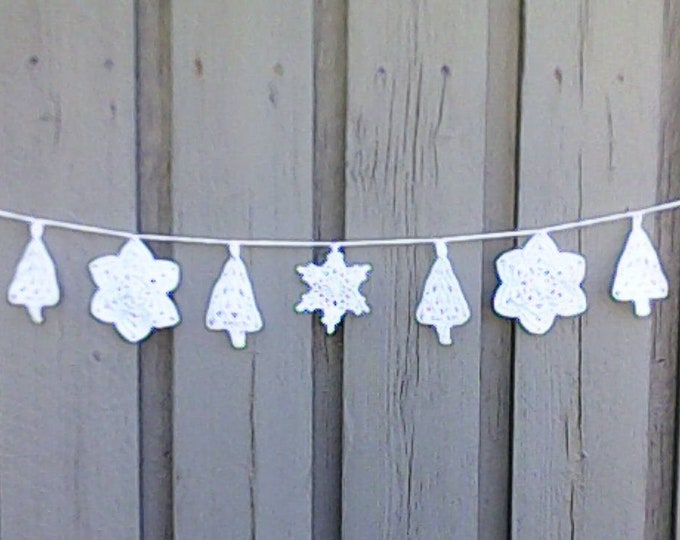 Crochet Christmas garland with 5 snowflakes and 4 Christmas trees in white for tree hanging and Christmas decoration