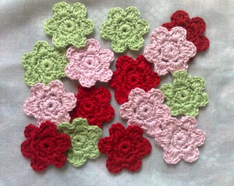 Crochet flowers 15 Häkelblumen in rot und den Pastellfarben hellgrün und hellrosa