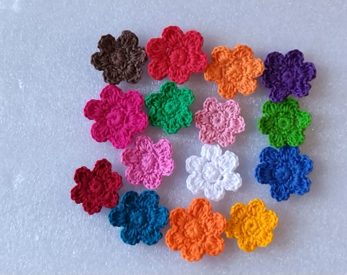 15 flower patches, many crochet flowers 4 cm in bright colors