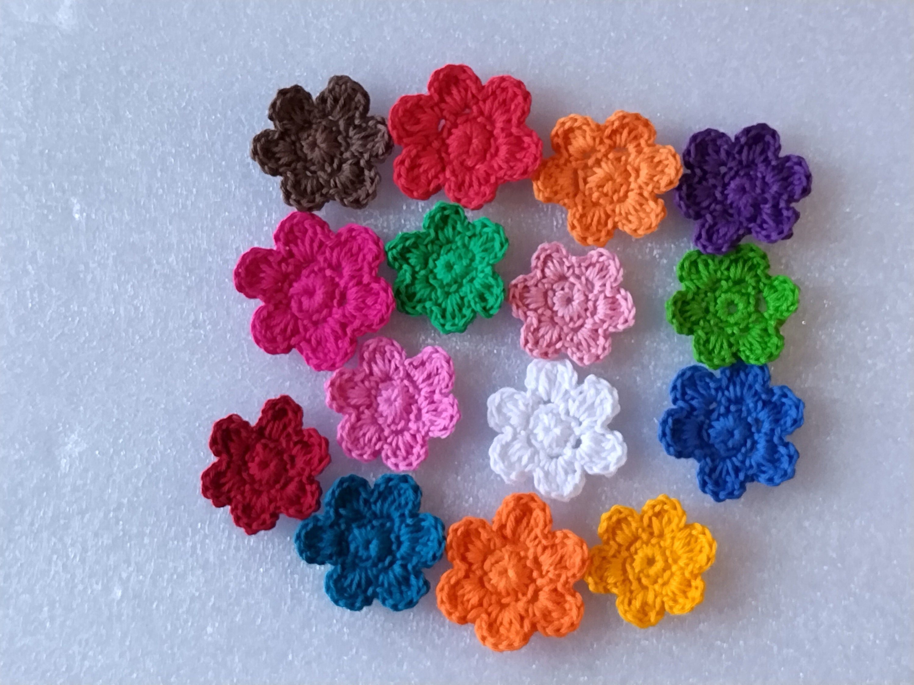 15 flower patches, many crochet flowers 4 cm in bright colors