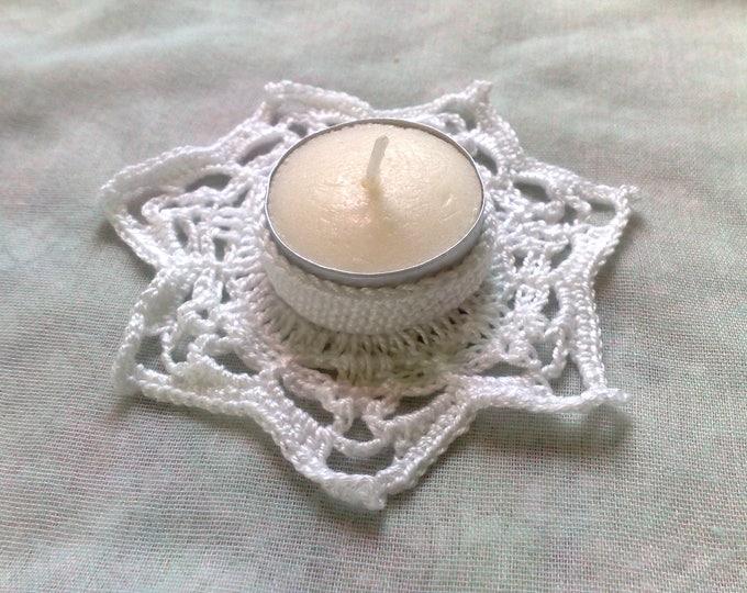 Candle holder crocheted in white cotton for a romantic candle light dinner