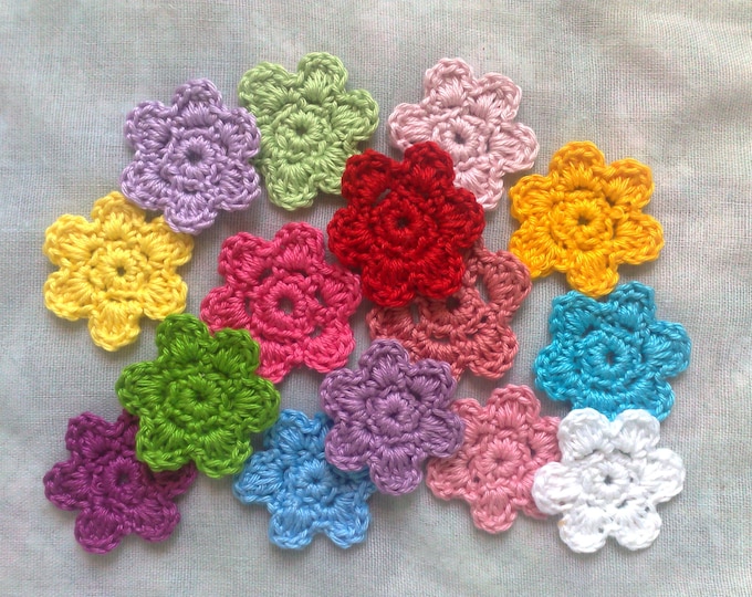 8 mini crochet flowers 4 cm in desired colors, small flowers, crochet appliqué flowers in a plain color