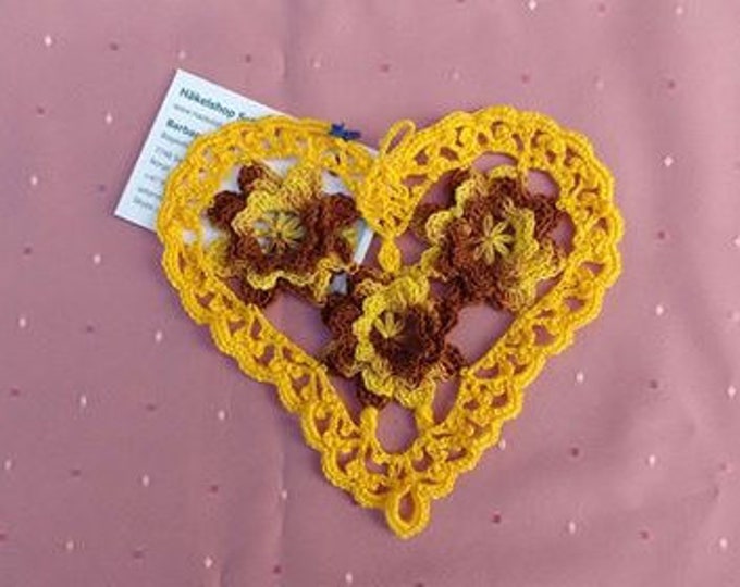 Thanksgiving ornament heart crochet in yellow cotton, heart-shaped placemat for a decorative table decoration