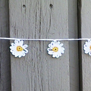 Crocheted mini garland with 9 small white daisies