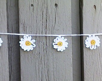 Crocheted mini garland with 9 small white daisies