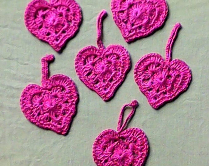 Crocheted hearts gift tags in pink to embellish your gifts, 6 pieces in a set