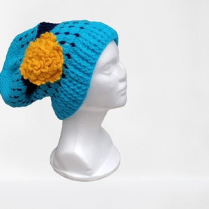 Boho Mütze, Hipster Mütze, Häkelmütze, Damenmütze, Slouchy Beanie, Strandmütze, Sommermütze, Weekender Slouchy Mütze,türkis mit gelber Blume
