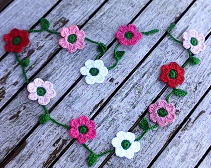 Crocheted mini garland with 10 small, colorful flowers in red, pink and white