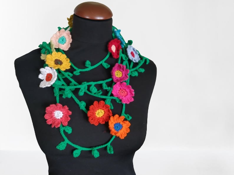 
Gehäkelte Halskette mit großen bunten Blumen
