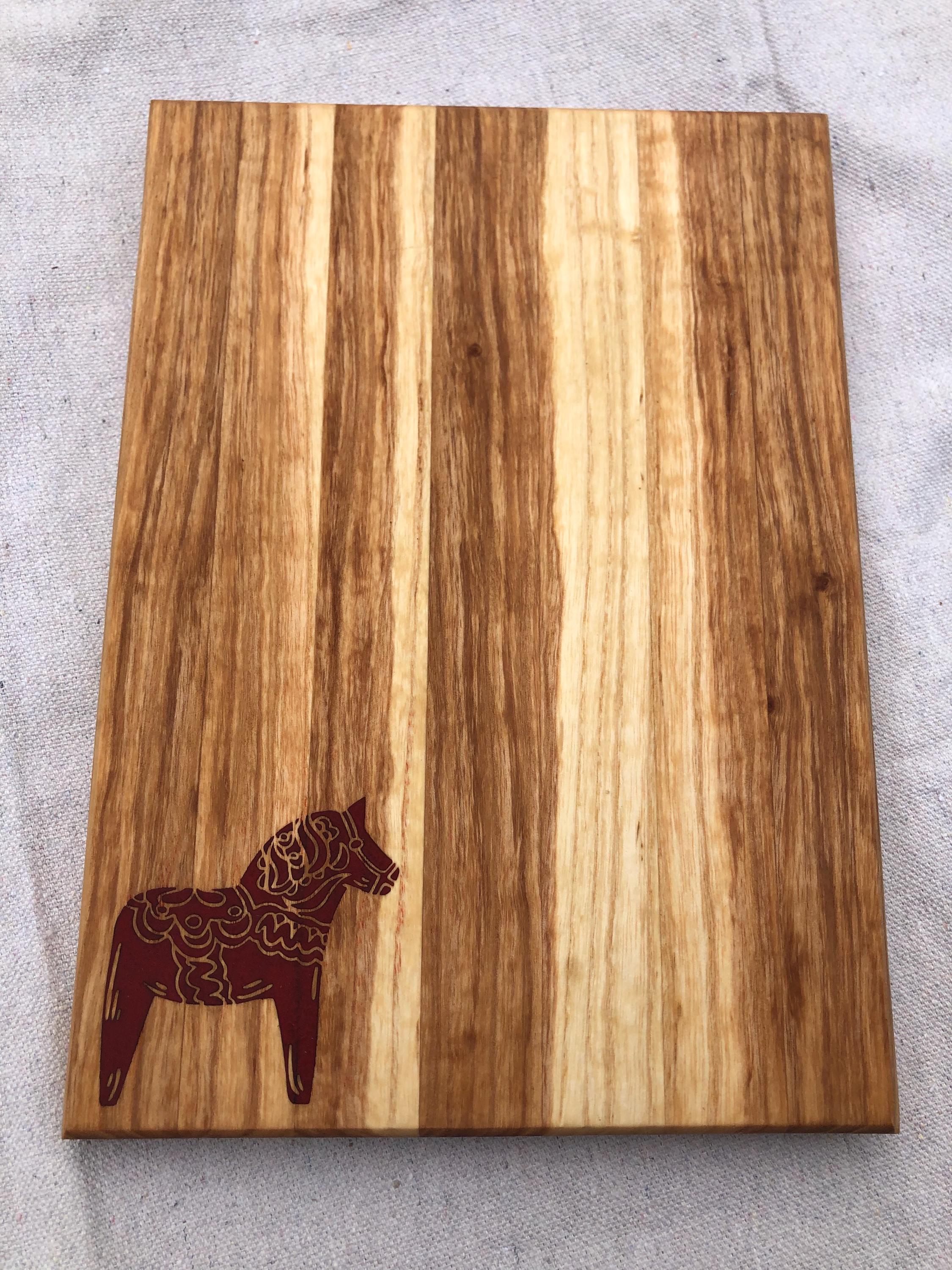 Small Cutting Board with Dala Horse Inlay - Thumbnail 3