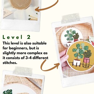 Pu&ograve; includere: Tre progetti di ricamo su telaio con diversi livelli di difficolt&agrave;. Il primo telaio presenta un semplice disegno di conchiglia, il secondo telaio presenta una pianta in vaso e il terzo telaio presenta una sedia e una pianta in vaso. Il testo "Livello 1", "Livello 2" e "Livello 3" &egrave; visualizzato accanto a ciascun telaio.