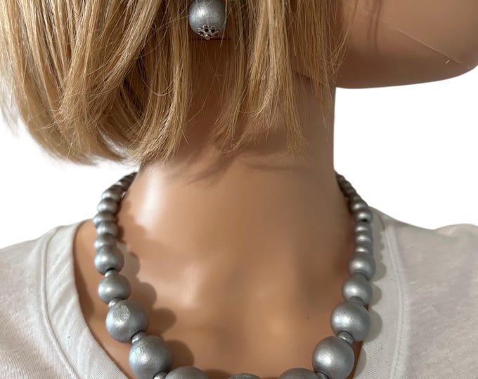 NWT Fashion Jewelry Vintage Silver Tone Necklace and Earrings Set
