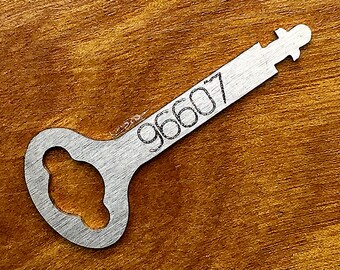 Flat Key for SINGER 96507 SIMANCO Sewing Machine Bentwood Carrying Case Lid Dome Reproduced