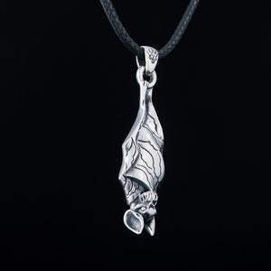 Colgante de murciélago de plata: colgante de animal de bruja con encanto gótico. Joyería de vampiro mística hecha a mano, perfecta para Halloween.
