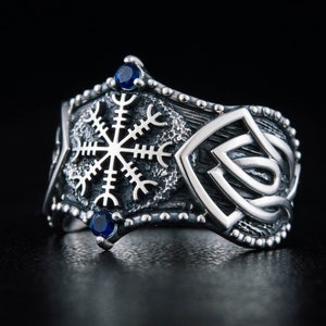 Bague en argent casque viking avec cz bleue et motifs nordiques - Symbole de protection et de force - Bijoux à motif aegishjalmur