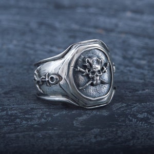 Silber Piraten Ring mit Totenkopf und gekreuzten Knochen, Anker Signet mit Jolly Roger Symbol, 925 Silber Pirat Schmuck, Geschenk für Seemann Mann