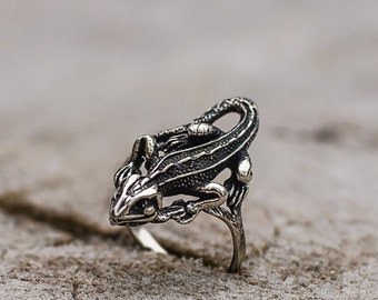 Silver Iguana Ring -  Silver Reptile Wildlife Jewelry with Gecko Animal Symbol Handcrafted Chameleon with Nature Inspired Design