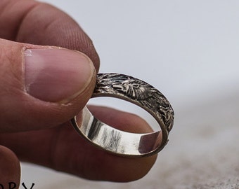 Silver Wolf Ring - Unique Animal Jewelry for Him and Her Handcrafted Wolf Wedding Ring Featuring a Majestic Pattern Design