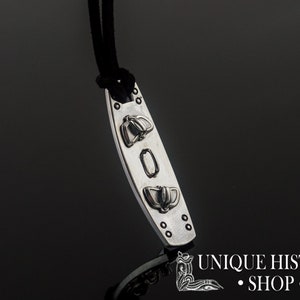 Collar de kitesurf de plata: joyería única para deportes extremos. Dije de tabla de kitesurf en miniatura para amantes de los deportes acuáticos.