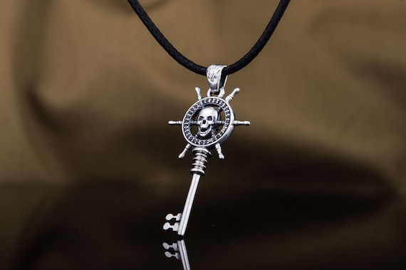 アクセサリー THIRTEEN DESIGNS key pendant skull spade Skull Key Pendant - Silver Sailor's Key Necklace With Skeleton