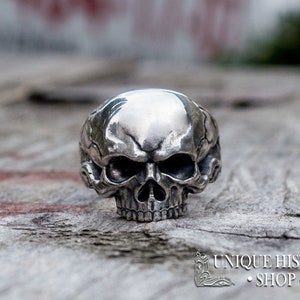 Pu&ograve; includere: Un anello in argento a forma di teschio con dettagli intricati. Il teschio &egrave; raffigurato con una fronte prominente e una mascella dettagliata.