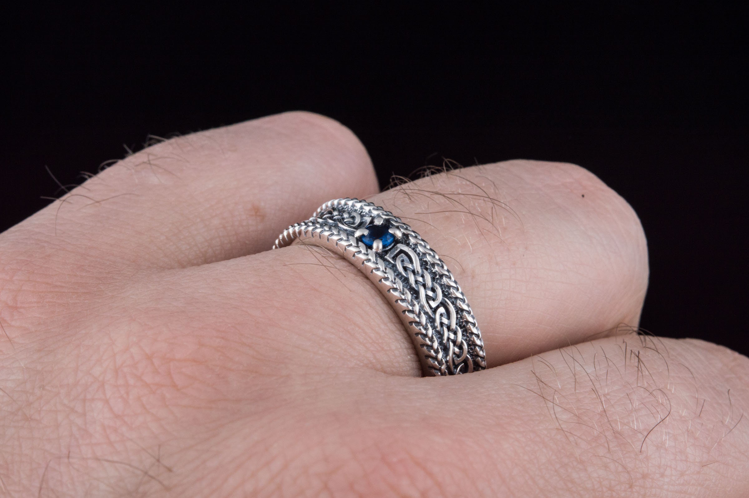 Anello con pietra preziosa e nodo celtico per uomo, in