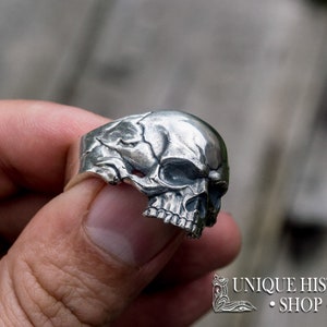 Pu&ograve; includere: Un anello in argento a forma di teschio con dettagli intricati. Il teschio &egrave; raffigurato con un viso dettagliato e una superficie testurizzata.