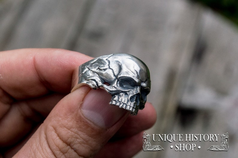 Pu&ograve; includere: Un anello in argento a forma di teschio con dettagli intricati. Il teschio &egrave; raffigurato con un viso dettagliato e una superficie testurizzata.