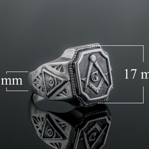 K&ouml;nnte beinhalten: Ein silberner Freimaurer-Ring mit einem Quadrat- und Zirkel-Design. Der Ring ist 17 mm breit und 4 mm dick.