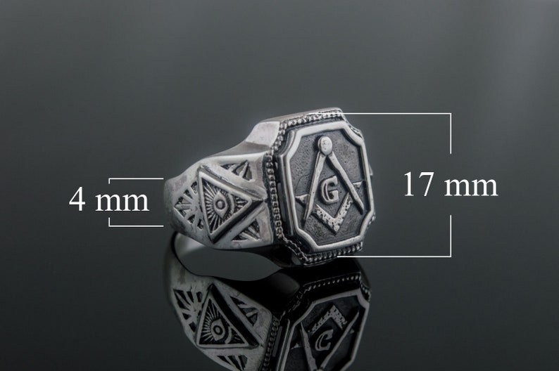 K&ouml;nnte beinhalten: Ein silberner Freimaurer-Ring mit einem Quadrat- und Zirkel-Design. Der Ring ist 17 mm breit und 4 mm dick.