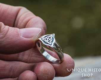 Keltischer Knoten Ring, Sterling Silber Triquetra, Einzigartiger Nordischer Hochzeitsring, Skandinavischer Trauring mit individueller Gravur