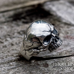 Pu&ograve; includere: Un anello a forma di teschio in argento con dettagli realistici. L'anello &egrave; in metallo e presenta un design di teschio realistico.