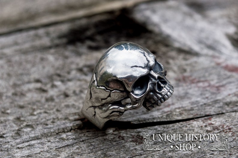 Pu&ograve; includere: Un anello a forma di teschio in argento con dettagli realistici. L'anello &egrave; in metallo e presenta un design di teschio realistico.