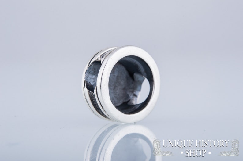 Puede incluir: Encanto de plata con un dise&ntilde;o redondo y abierto. El encanto tiene un acabado liso y pulido y un borde elevado.
