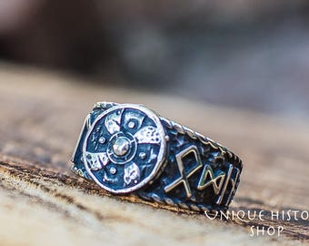 Bague bouclier viking - Bague pour homme scandinave en argent avec runes de sureau Futhark Bijoux scandinaves faits main avec inscription Je vous salue Odin en runes