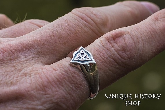 Celtic Knotwork Triquetra Ring with Green Crystal  White Bronze 