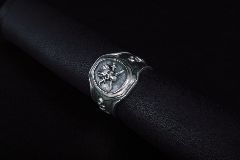 Bague de pirate en argent avec tête de mort et os croisés, signet d'ancre avec symbole Jolly Roger, bijoux de pirate en argent 925, cadeau pour mari marin image 6