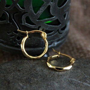15 mm kleine goldene Creolen | Gehämmert Creolen | Hypoallergene Edelstahl-Ohrringe | Boho Schmuck | Schicke Ethno Tribal Ohrringe