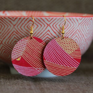 Cerchi moderni / Orecchini di carta giapponese / Orecchini con ciondolo rotondo in metallo / Gioielli artigianali unici / Eleganti orecchini statement in oro rosso e rosa