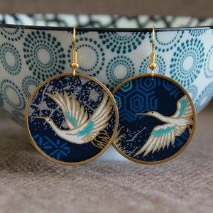 Orecchini con uccello bianco / Orecchini con ciondolo a forma di gru giapponese / Orecchini in carta blu e oro giapponese / Orecchini eleganti / Gioielli fatti a mano