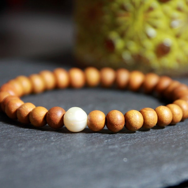 Pulsera de perlas y sándalo-Pulsera elástica de perlas de agua dulce de sándalo-6 mm-Joyería Boho de yoga-Pulsera de cuentas de madera-Joyería natural