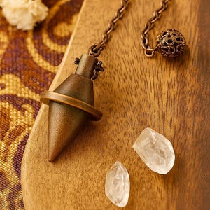 Pendolo da rabdomanzia a cono piccolo / Pendolo a proiettile / 50 x 15 mm / Catena 24 cm / Pendolo pesante di qualità / Pendolo da rabdomanzia in metallo / Rame